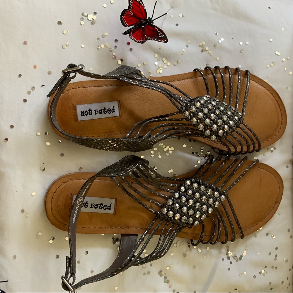 Beautiful Sandars, being sold to you!!